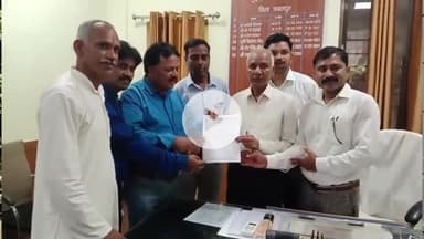 जबलपुर: स्थानीय अवकाश की मांग को लेकर मध्य प्रदेश के राज्य कर्मचारियों ने ज़िला कलेक्टर को ज्ञापन सौंपा