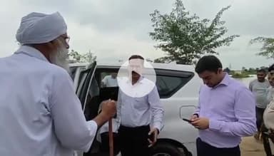 थानेसर: कुरुक्षेत्र: उपायुक्त विश्राम कुमार मीणा ने गांव नैसी में मारकंडा नदी के टूटे तटबंध का निरीक्षण किया