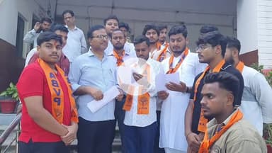 रामपुर: गुरुवार को कलेक्ट्रेट में ABVP के कार्यकर्ताओं ने बाराबंकी में छात्रों पर हुए लाठीचार्ज के विरोध में किया प्रदर्शन