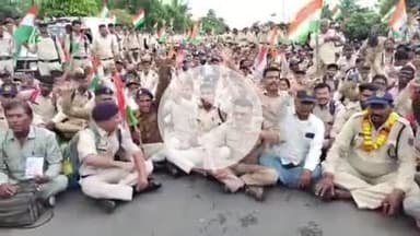 हुज़ूर: भोपाल में कोटवारों का हल्ला बोल, नियमितीकरण और वेतन वृद्धि की मांग की