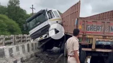 गढ़बोर: राजसमंद के गोमती-धानीन के बीच हुआ एक्सीडेंट, ट्रेलर चालक गंभीर घायल