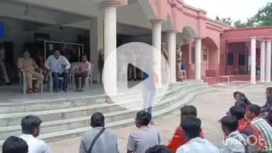 औरैया: रामस्वरूप विश्वविद्यालय की अव्यवस्थाओं पर एबीवीपी का फूटा ग़ुस्सा, डीएम कार्यालय में प्रदर्शन कर सौंपा ज्ञापन