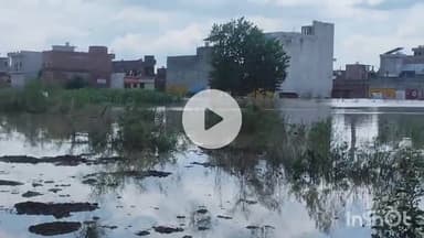 शाहजहांपुर: गर्रा नदी का जलस्तर बढ़ा, सुभाषनगर कॉलोनी में पानी घुसने से बच्चे और बुजुर्ग परेशान, लोग पलायन को मजबूर