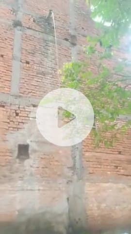 झांसी जीवनसा कब्रिस्तान में यह मकान का पाइप कबरों की तरफ निकाल दिया है कबरों में पानी भर रहा है