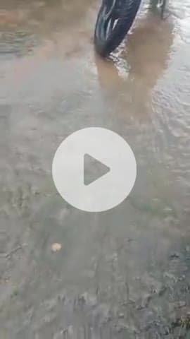 जीवन सा कब्रिस्तान में पूरा रोड का पानी का निकास कबरों की तरफ कर दिया गया है पूरा पानी कब्रो में भर रहा है बारिश का पानी