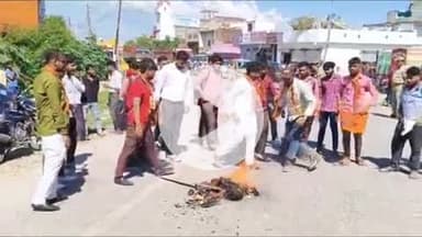 बलरामपुर: एबीवीपी कार्यकर्ताओं ने एमएलके गेट पर मंत्री ओम प्रकाश राजभर का फूंका पुतला, राष्ट्रीय राजमार्ग जाम कर किया प्रदर्शन