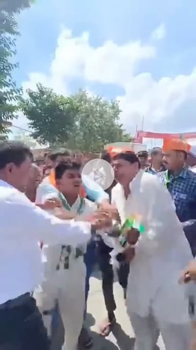 RJD काँग्रेस कार्यकर्ता  “BJP की टोपी” लगाकर  “बिहार बंद” के नाम पर “जनता से मारपीट” कर रहे हैं, विडिओ में देखें....