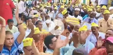 पटना ग्रामीण: जदयू कार्यालय के बाहर वित्त रहित शिक्षकों का भारी प्रदर्शन