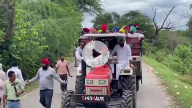 ਅੰਮ੍ਰਿਤਸਰ 2: ਅਜਨਾਲਾ ਇਲਾਕੇ ਦੇ ਵਿੱਚ ਪਹੁੰਚੇ ਐਮਪੀ ਸੰਜੇ ਸਿੰਘ, ਪੀੜਤਾਂ ਦੇ ਨਾਲ ਕੀਤੀ ਮੁਲਾਕਾਤ