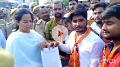 बलरामपुर: अखिल भारतीय विद्यार्थी परिषद ने NH 730 पर किया प्रदर्शन, अपर जिलाधिकारी को दिया ज्ञापन