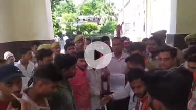 शाहजहांपुर: छात्रों पर लाठीचार्ज के विरोध में एबीवीपी कार्यकर्ताओं ने कलेक्ट्रेट में किया प्रदर्शन, डीएम को दिया ज्ञापन