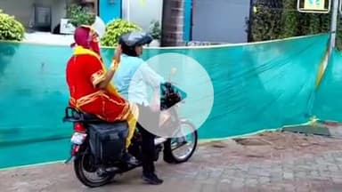 झांसी: आनंद पेट्रोलपंप पर गणेश के स्वरूप में पहुंचे बालक ने 'नो हेलमेट नो पेट्रोल' नियम का पालन करने का किया आह्वान