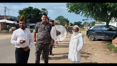 चौपारण: ईद मिलाद उन नबी पर्व को लेकर चौपारण बाजार में स्थानीय प्रशासन के द्वारा निकाला गया फ्लैग मार्च