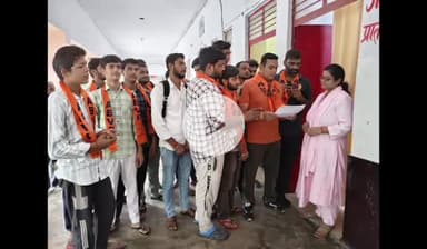 खेकड़ा: ABVP कार्यकर्ताओं ने बाराबंकी में छात्रों पर लाठीचार्ज के विरोध में न्याय की मांग को SDM बड़ौत को सौंपा ज्ञापन