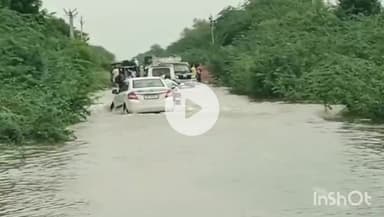 रोहट: रोहट के स्टेट हाईवे पर जमा बरसाती पानी से वाहन चालक जान जोखिम में डालकर कर रहे सफर, सुरक्षा की नहीं व्यवस्था