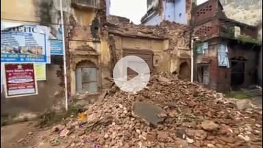 जगाधरी: बुबका रोड पर गिरी बरसों पुरानी हवेली, पास खड़ी क्रेटा कार क्षतिग्रस्त