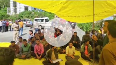 डुंडा: सिलक्यारा-पोलगांव सुरंग के बाहर धरने पर बैठे लोगों को पुलिस ने जबरन उठाने की कोशिश की