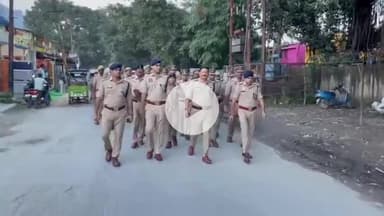 शाहजहांपुर: पुलिस अधीक्षक राजेश द्विवेदी ने पुलिस बल के साथ नगर में किया पैदल गश्त