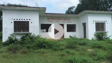 मछलीशहर: सर्वेमऊ गांव का पंचायत भवन झेल रहा है ब्लॉक कर्मियों की लापरवाही का दंश