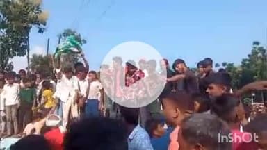 करपी: किंजर में राजद नेताओं ने प्रशांत किशोर को राष्ट्रीय जनता दल का झंडा दिखाकर विरोध किया