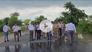 मथुरा: नौहझील में सड़क मार्ग पर आए बाढ़ के पानी का निरीक्षण करने पहुंचे डीएम