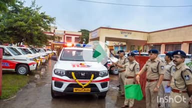 धार: धार में जिला पुलिस अधीक्षक ने हरी झंडी दिखाकर 22 डायल-112 वाहनों को किया रवाना