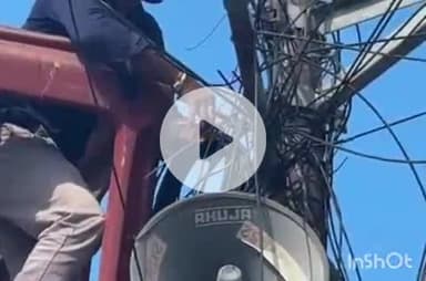 हरिद्वार: शिवमूर्ति चौक से रेलवे स्टेशन तक नगर निगम ने स्ट्रीट लाइट खंभों पर लगे अवैध डिश टीवी और इंटरनेट के तार हटवाए