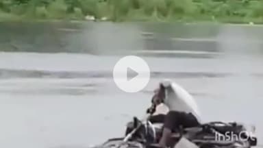 राजसमंद: तेज बरसात और तूफान के कारण गोमती नदी के पुल पर एक मोटरसाइकिल सवार बहते हुए बच गया