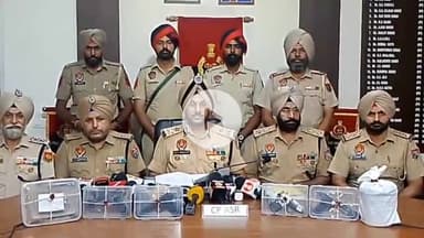 ਅੰਮ੍ਰਿਤਸਰ 2: ਜ਼ਿਲ੍ਹਾ ਪੁਲਿਸ ਨੇ ਕਰੀਬ 2 ਕਿੱਲੋ ਹੈਰੋਇਨ, 4 ਪਿਸਤੌਲ ਤੇ ਹਵਾਲਾ ਰਕਮ ਦੇ ਨਾਲ 3 ਨੌਜਵਾਨਾਂ ਨੂੰ ਕੀਤਾ ਗ੍ਰਿਫਤਾਰ