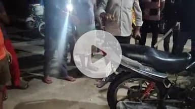 बाह: बटेश्वर मंदिर के पास खड़ी बाइक में घुसा सांप, आधे घंटे बाद निकाला गया