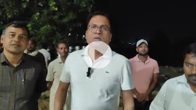 जिलाधिकारी महोदय द्वारा खन्नौत एवं गर्रा नदियों में बढ़ते जलस्तर का निरीक्षण किया गया