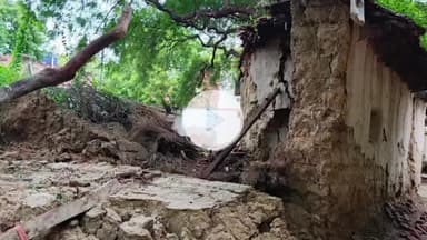 मड़ियाहू: तेज बारिश के कारण पिपरिया गांव में कच्चा मकान ढहा, जनहानि नहीं हुई