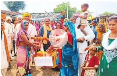 खालवा: राष्ट्रीय पोषण माह के अंतर्गत खालवा में पोषण पालकी का आयोजन, ग्रामीणों ने एकत्रित किया अनाज