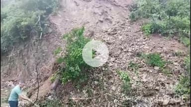 कंडाघाट: वाकनाघाट सुबाथू रोड, रिहाणा के समीप भारी भूस्खलन से बंद, ग्रामीण सड़क बहाल करने में जुटे, PWD को दी सूचना