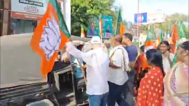 गया टाउन सीडी ब्लॉक: पीएम मोदी की मां के अपमान के विरोध में बिहार बंद के दौरान गया में भाजपा कार्यकर्ता सड़कों पर उतरे