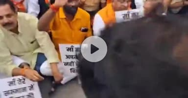 पटना ग्रामीण: इनकम टैक्स गोलंबर पर बिहार बंद के दौरान भाजपा नेताओं ने सड़क पर बैठकर किया प्रदर्शन