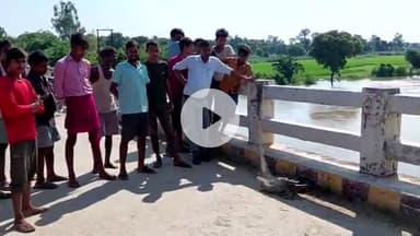 कन्नौज: गुगरापुर में मछली पकड़ने के जाल में फंसे अजगर को लोगों ने देवदूत बनकर बचाई जान