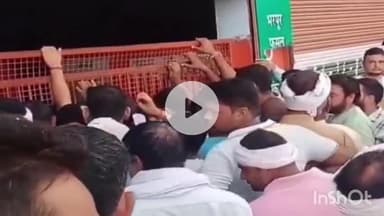 पलवल: होडल में किसानों ने खाद की कालाबाजारी के खिलाफ बिक्री केंद्र पर किया प्रदर्शन