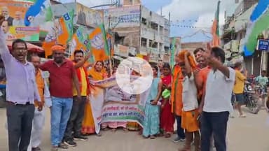 महनार: महनार बाजार में सड़क पर उतरे NDA कार्यकर्ता, दुकानें कराई बंद, बिहार बंद का दिखा मिलाजुला असर