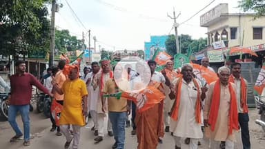 लहलादपुर NDA कार्यकत्ताओं ने किया विरोध प्रदर्शन राहुल गांधी मुर्दाबाद