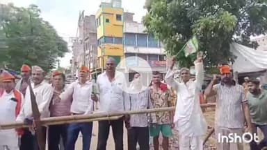 मुंगेर: मुंगेर में बंद का दिखा आंशिक असर, एनडीए कार्यकर्ता सड़क पर बैठे, बांस बल्ला लगाकर बाधित किया आवागमन