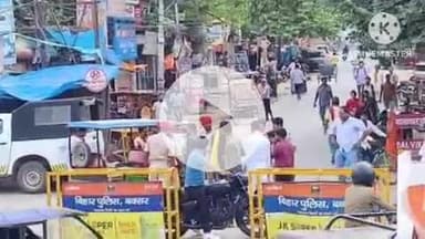 बक्सर: वीर कुंवर सिंह चौक पर अनियंत्रित ई-रिक्शा ने बाइक को मारी टक्कर, बाइक सवार घायल