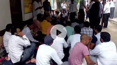 कन्नौज: सदर तहसील परिसर में बड़े सर्किल रेट के विरोध में रजिस्ट्रार ऑफिस के बाहर व्यापार मंडल और वकील धरने पर बैठे