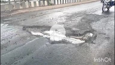 बुदनी: नगर का ओवरब्रिज हुआ खस्ताहाल, बड़े गड्ढों के कारण हो रही दुर्घटनाएं