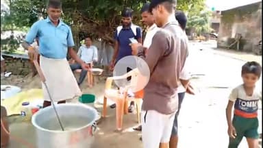 राजूपुर कुड़री भौरुआ बीसलपुर के समाजसेवी मुनेंद्र गंगवार बाढ़ पीड़ितों को उपलब्ध करा रहे भोजन किसान नेता देवस्वरूप पटेल