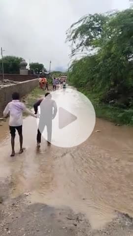रायला रामदेव जी का खेड़ा में बारिश के कारण चारों ओर पानी ही पानी,, लोगों को आनै जाने में परेशानी