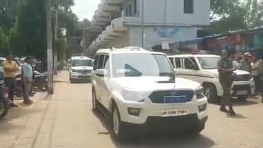 मेदिनीनगर (डालटनगंज): झारखंड पुलिस मुख्यालय से चार बड़े अधिकारी पलामू पहुंचे, घायल जवान से मिले और शहीद जवानों को दी श्रद्धांजलि