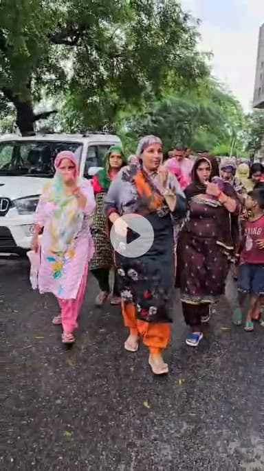 नजफगढ़: विभिन्न गांवों में जलभराव की समस्याओं का निरीक्षण किया गया। हम क्षेत्रवासियों के साथ हमेशा खड़े हैं।