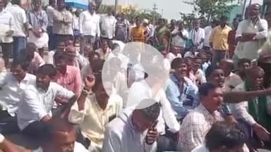 రామన్న‌పేట: రైతులకు సరిపడా యూరియా తీయాలని రామన్నపేటలో రైతులు రోడ్డుపై ధర్నా