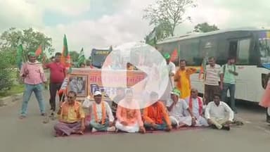 गोरौल: प्रधानमंत्री नरेंद्र मोदी की मां पर अपमानजनक टिप्पणी के खिलाफ भाजपा-जदयू कार्यकर्ताओं ने सड़क जाम की